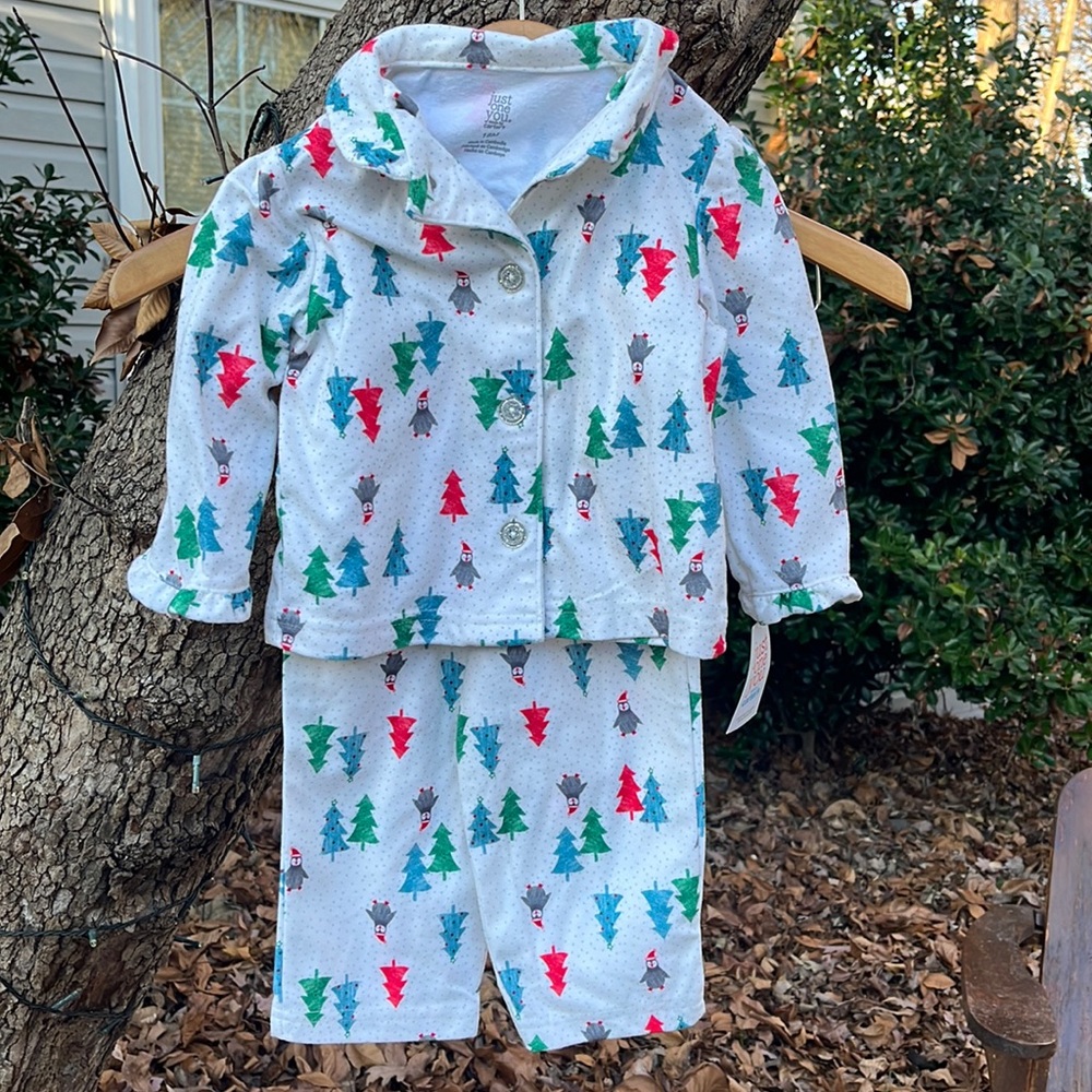 Holiday pajamas from Carter’s. NWT. SIZE 18 months. 🎄